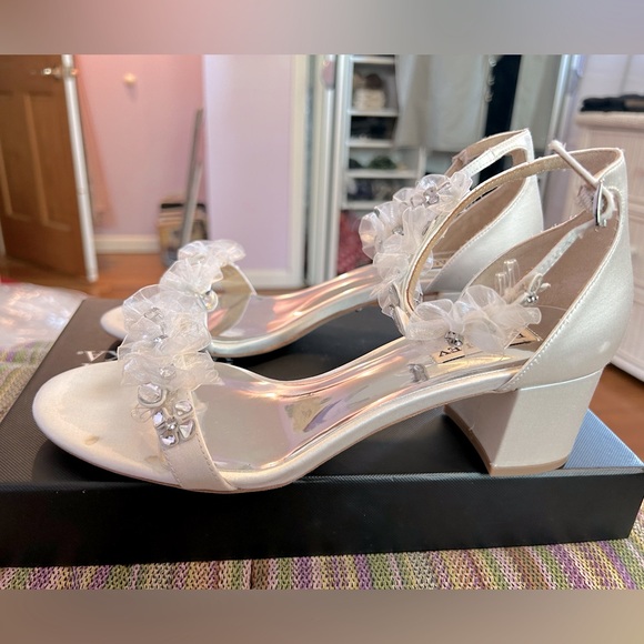 Never worn and still in box! Badgley Mischka Candy Embellished Block Heel size 9 - Picture 5 of 5